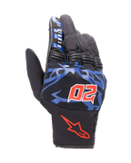 Guantes Alpinestars FQ20 Copper, guantes de moto urbanos, negros con gráficos azules y detalles en rojo brillante, con el número 20 rojo con cuernos y el texto "El Diablo" en el dedo índice, confección en tejido de malla con diseño de puño corto