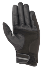 Guantes Alpinestars Chrome, guantes de moto, color Black Forest, vista de la palma con construcción de cuero reforzado y gamuza sintética, panel de malla en el pulgar, y puño corto con cierre de velcro ajustable y detalle reflectante