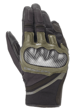 Guantes Alpinestars Chrome, guantes de moto en negro y verde bosque, con protección rígida de nudillos con aspecto de carbono, detalles de cuero verde oliva y construcción textil duradera de varios paneles