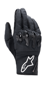 Alpinestars Morph Street Gloves, guantes de moto negros de puño corto, tejido MorphTech Weave texturizado con protección de nudillos en negro brillante, logotipo blanco prominente en el puño, equipamiento para conducción urbana