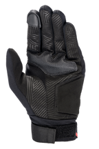 Guante Alpinestars Aragon, vista de la palma, negro, guante de moto con palma de ante sintético y estampado de calor con patrón de laberinto, zona de agarre de goma, dedo índice compatible con pantallas táctiles y correa de muñeca de cincha ajustable