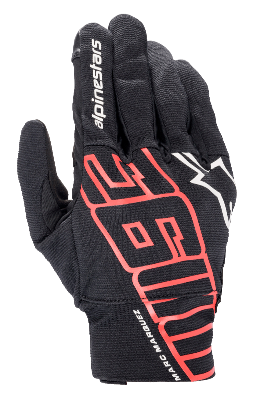 Guantes Alpinestars Aragon, guantes de moto urbanos, negros y rojo brillante, con grandes gráficos estilizados de MM93 y la firma de Marc Márquez en la muñeca, logotipo blanco de Alpinestars, tejido elástico ligero y transpirable