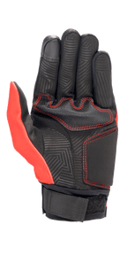 Guante Alpinestars Aragon en rojo brillante y negro, vista de la palma que muestra la construcción de ante sintético, costuras rojas en contraste, estampado de calor con patrón de laberinto en los dedos y la palma, y correa de muñeca de cincha negra