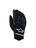 Guantes Alpinestars Manti Air, guantes de moto negros, con malla transpirable y protección de nudillos con patrón de panal texturizado, logo y texto de Alpinestars en blanco en la muñeca, diseño ligero para rutas de aventura en verano