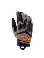 Guantes Alpinestars Manti Air, guantes de moto, caqui oscuro y negro con detalles naranja flúor, construcción de malla elástica 3D, protección de nudillos inyectada con diseño perforado, logo de estrella naranja y cierre seguro en la muñeca, diseñados para aventuras de verano y conducción en carretera
