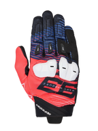Alpinestars MM93 Spx 1, guantes de competición para moto, rojos, azules y negros, con protección blanca en los nudillos, gráfico prominente del 93 de Marc Márquez, textil texturizado con deslizadores negros en los dedos y marca Alpinestars en la muñeca
