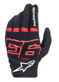 Guantes Alpinestars MM93 Losail V2, negro con rojo flúor, con gráficos de Marc Márquez 93, logotipo de Alpinestars en blanco, dorso de malla transpirable, paneles de acordeón en los dedos para mayor flexibilidad, estilo urbano de carreras de moto
