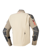 Chaqueta Alpinestars Nazca 3L GORE-TEX PRO, marrón Walnut Rock, vista trasera que muestra el panel posterior arena y mangas marrones con refuerzos gris oscuro en hombros y codos, detalles en rojo en cremalleras y logotipos, equipamiento de moto duradero para aventura y touring