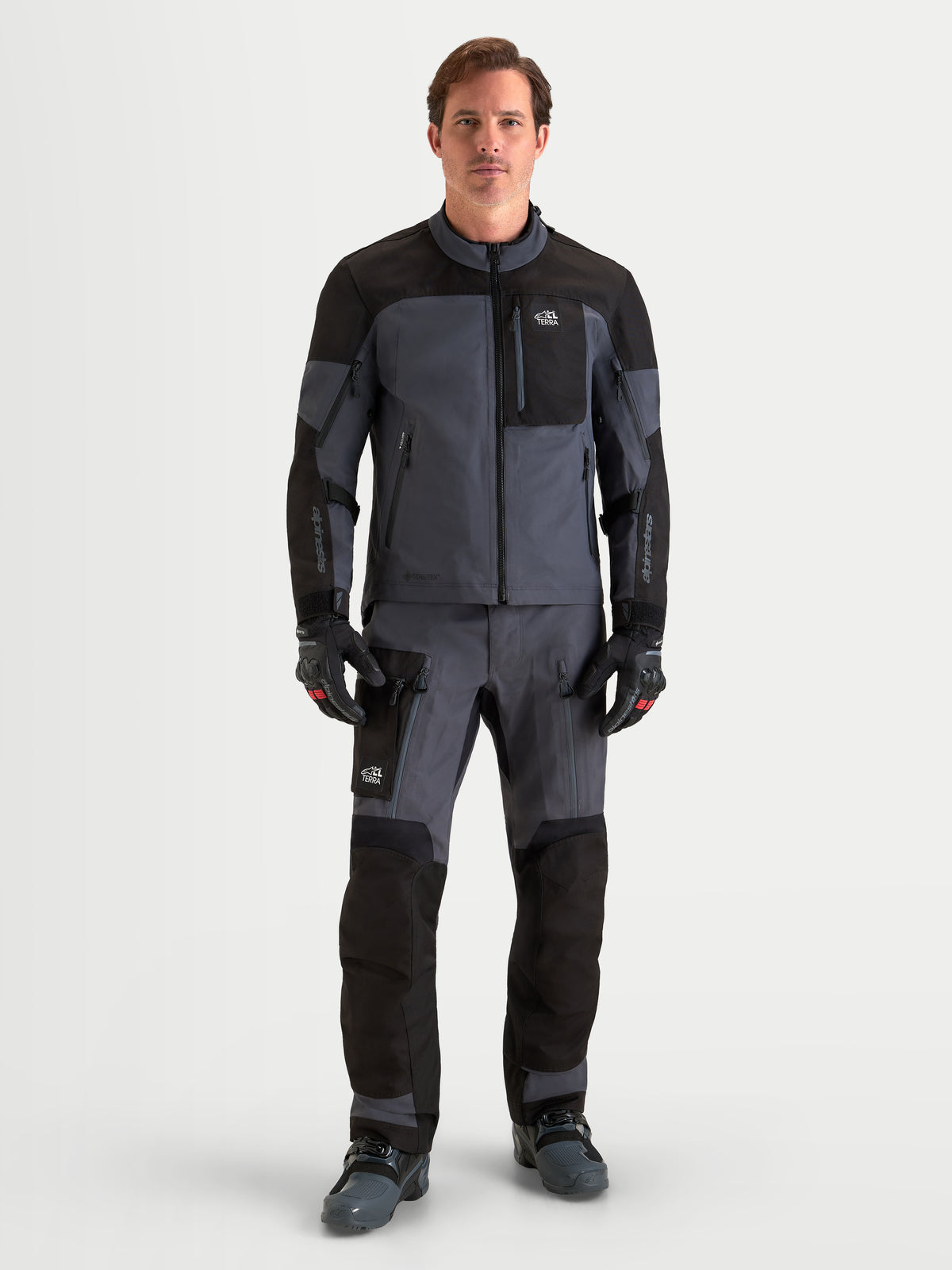 Alpinestars Arenis Gore-Tex Chaqueta, chaqueta de moto de aventura para hombre, en negro y gris oscuro, vista frontal de piloto con equipamiento textil impermeable y protecciones CE