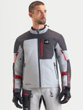 Alpinestars Arenis Gore-Tex Jacket, chaqueta de moto de aventura para hombre en gris medio, gris oscuro y negro, vista frontal en modelo que muestra construcción textil impermeable y bolsillo con cremallera en el pecho