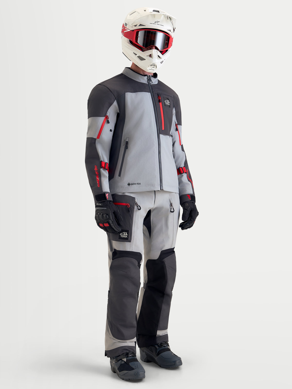 Alpinestars Arenis Gore-Tex Chaqueta, chaqueta de moto de aventura para hombre en gris medio, gris oscuro y negro con detalles en rojo, configuración completa con pantalones a juego, casco y gafas en modelo