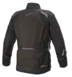 Chaqueta Alpinestars Ketchum GORE-TEX, chaqueta de moto, negro, vista trasera con un corte touring alargado, detalles reflectantes en los hombros y los brazos, con logotipos de Alpinestars en la parte superior de la espalda y en la zona inferior de la cintura.