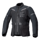 Chaqueta Alpinestars ST-7 2L GORE-TEX, chaqueta de moto en color negro y gris oscuro, vista frontal con grandes bolsillos cargo, detalles reflectantes en los hombros y logotipo Alpinestars Exploration Equipment en el pecho, equipamiento de touring de aventura impermeable