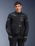 Chaqueta Alpinestars ST-7 2L GORE-TEX, chaqueta de moto para turismo, negra y gris oscuro, con logotipo Alpinestars Exploration Equipment en el pecho, bolsillos cargo impermeables, logo GORE-TEX en la manga y detalles reflectantes