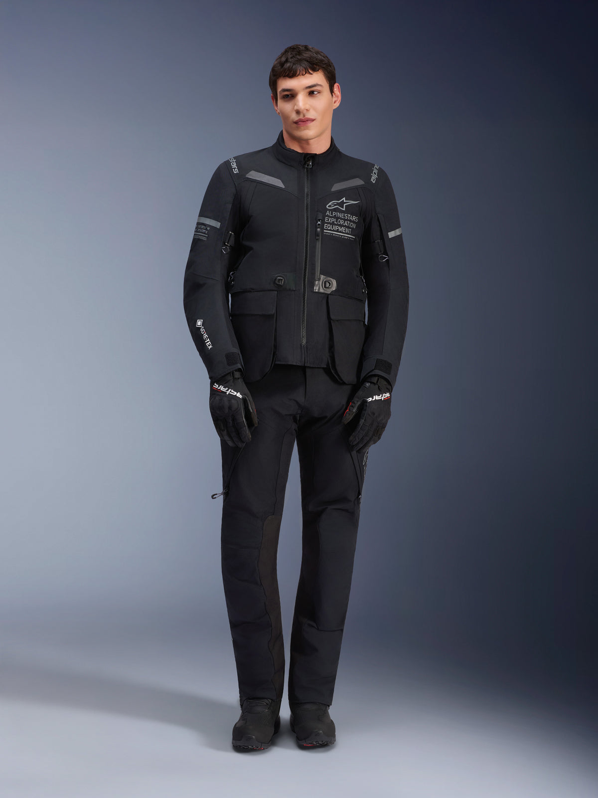 Pantalones Alpinestars ST-7 2L GORE-TEX, pantalones de moto para turismo en color negro, impermeables y transpirables, vista de cuerpo completo con chaqueta a juego, construcción técnica premium para conducción de aventura