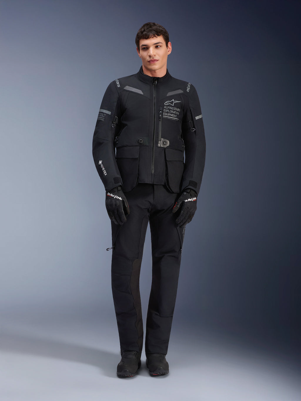 Pantalones Alpinestars ST-7 2L GORE-TEX, pantalones de moto para turismo en color negro, impermeables y transpirables, vista de cuerpo completo con chaqueta a juego, construcción técnica premium para conducción de aventura