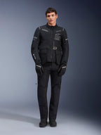 Pantalones Alpinestars ST-7 2L GORE-TEX, pantalones de moto para turismo en color negro, impermeables y transpirables, vista de cuerpo completo con chaqueta a juego, construcción técnica premium para conducción de aventura