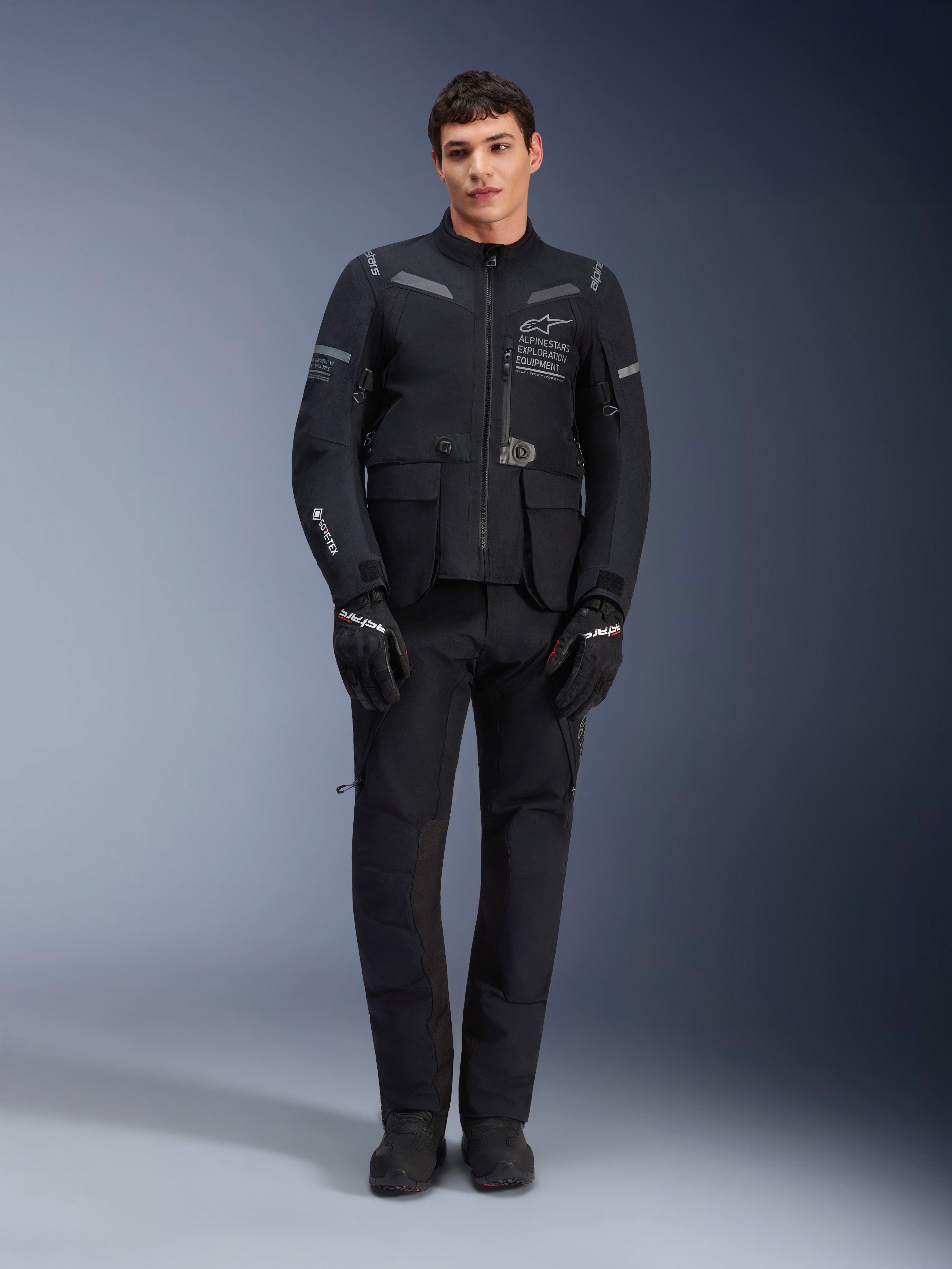 Pantalones Alpinestars ST-7 2L GORE-TEX, pantalones de moto para turismo en color negro, impermeables y transpirables, vista de cuerpo completo con chaqueta a juego, construcción técnica premium para conducción de aventura
