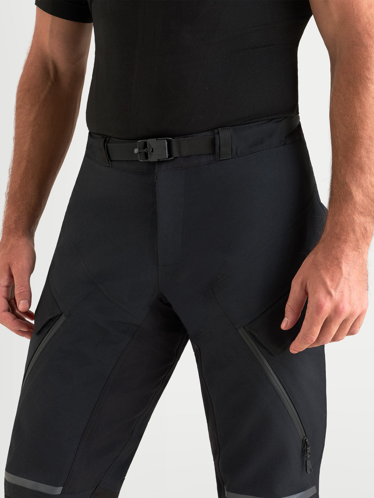 Alpinestars St 7 V 2 2 L Gore Tex Pantalones, pantalones de moto adventure para hombre, negros, con cierre de cintura magnético y construcción textil técnica en primer plano con modelo