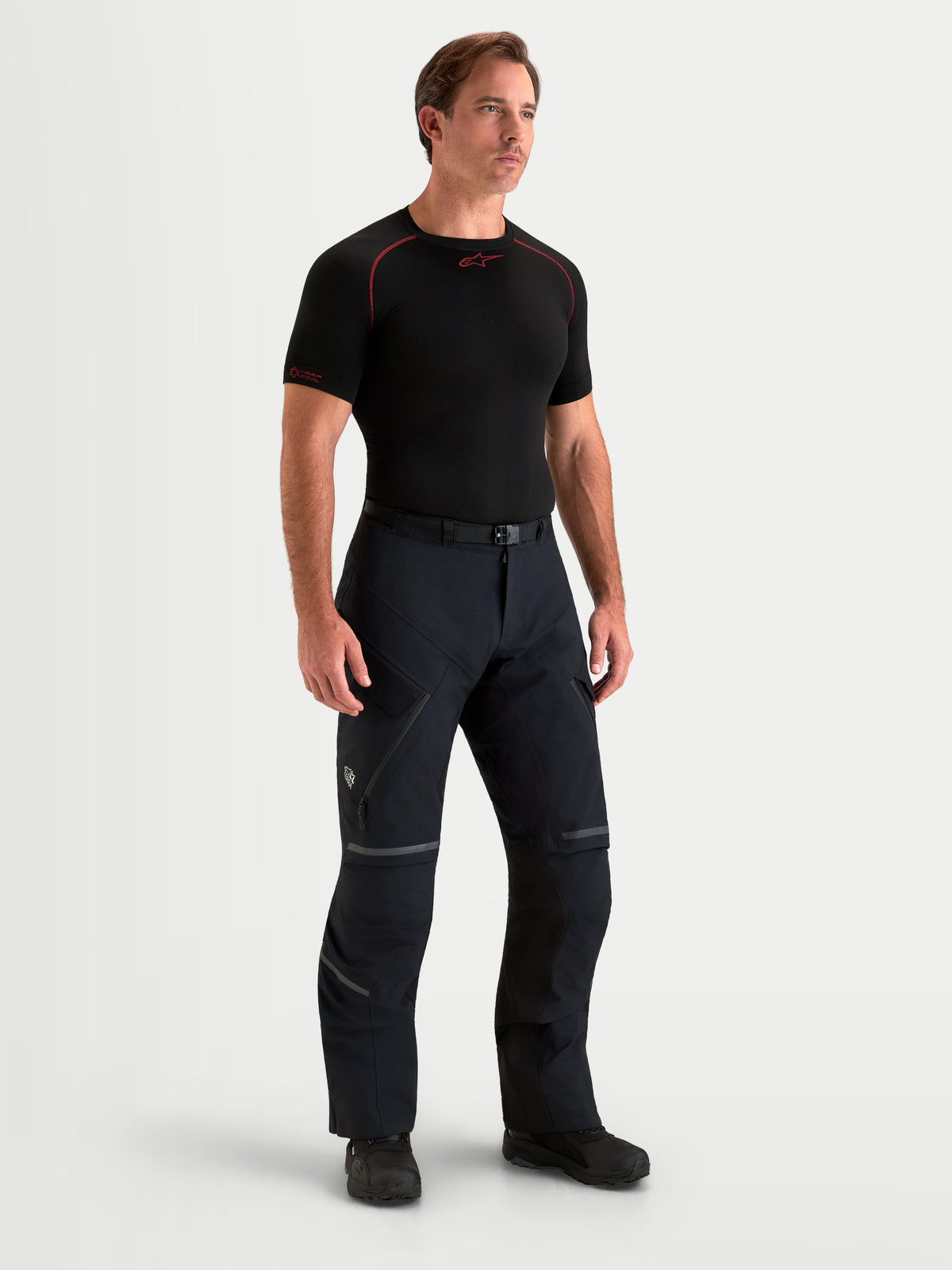 Alpinestars St-7 V2 2L Gore-Tex Pantalones Short, pantalones de moto para aventura para hombre, negros, con membrana GORE-TEX impermeable, vista frontal en modelo