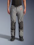 Alpinestars Nazca 3L Gore-Tex Pro Pants - Short, pantalones de moto de aventura, gris oscuro y negro, vista frontal en modelo, con paneles reforzados en las rodillas, logotipo de GORE-TEX PRO y parche de cuero TERRA, construcción técnica impermeable de 3 capas para adventure touring