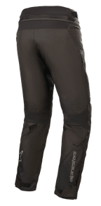 Pantalones Alpinestars Road Pro GORE-TEX, pantalones de moto negros, vista trasera con ajuste touring cónico, construcción en tejido técnico, marca Alpinestars en la parte inferior de la pierna, paneles elásticos de acordeón y correas ajustables para adventure touring