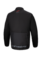 Chaqueta Alpinestars Pro-Dura, vista trasera, chaqueta textil de enduro negra, bolsillo de carga trasero grande, logotipo de estrella roja en el cuello, marca Alpinestars en gris en el dobladillo inferior, diseño robusto para off-road