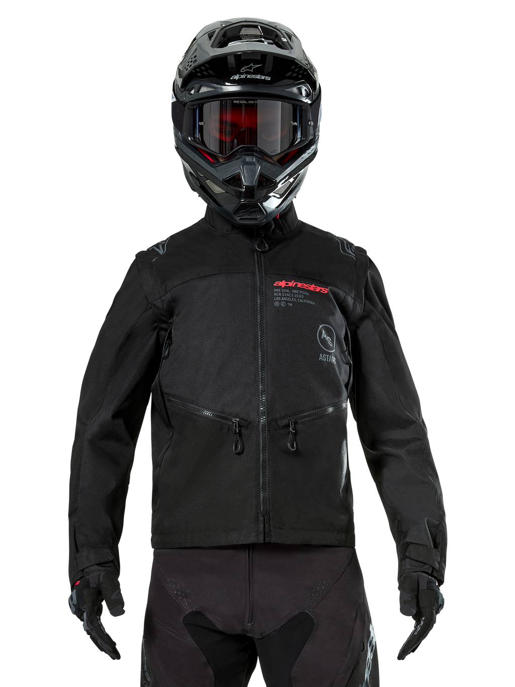 Chaqueta Alpinestars Pro-Dura, chaqueta de motociclismo off-road negra, vista frontal de un piloto con casco y gafas negros a juego, con logotipo de Alpinestars en rojo, bolsillos en el pecho con cremallera y construcción textil duradera para conducción de enduro.
