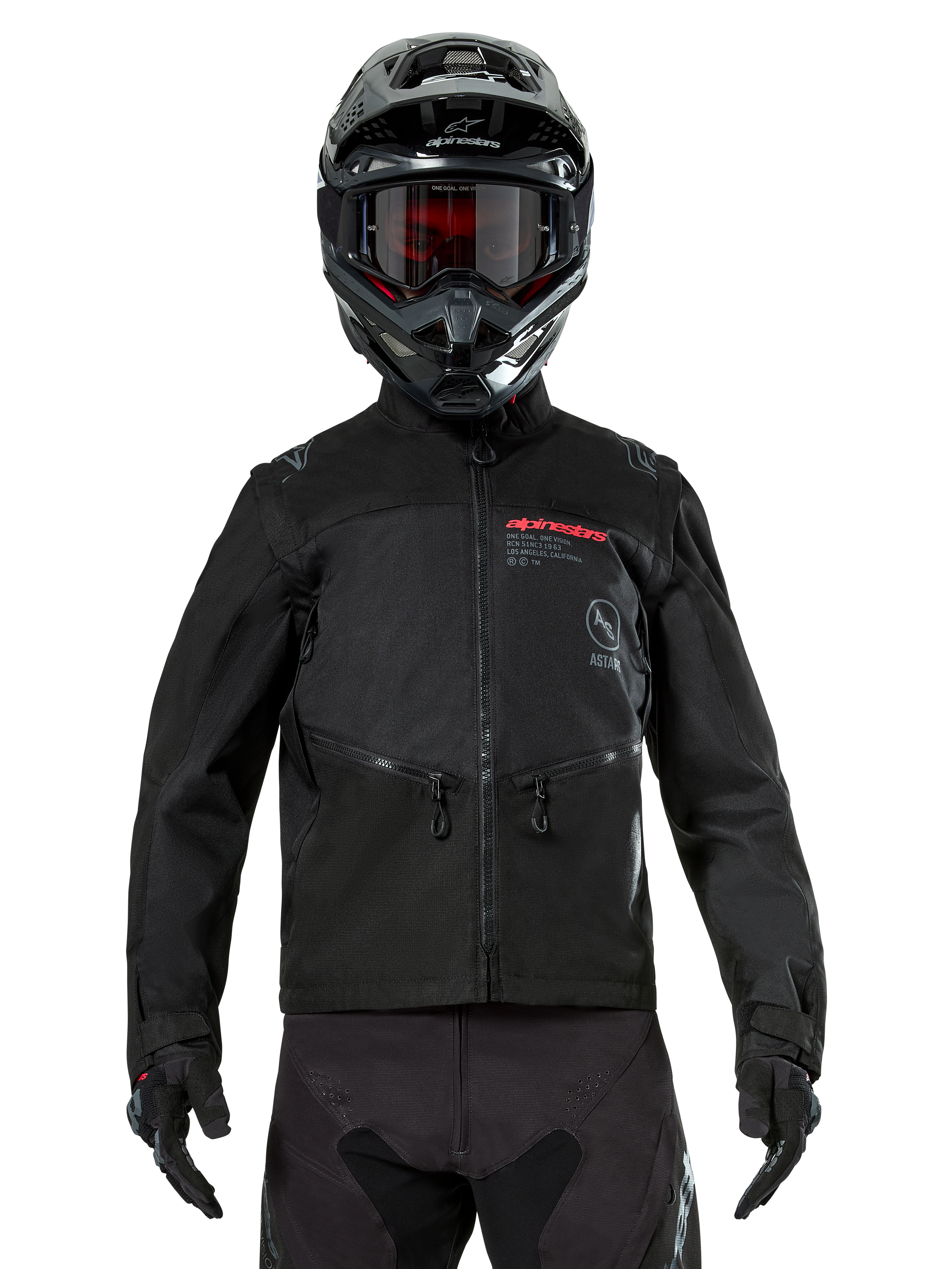 Chaqueta Alpinestars Pro-Dura, chaqueta de motociclismo off-road negra, vista frontal de un piloto con casco y gafas negros a juego, con logotipo de Alpinestars en rojo, bolsillos en el pecho con cremallera y construcción textil duradera para conducción de enduro.