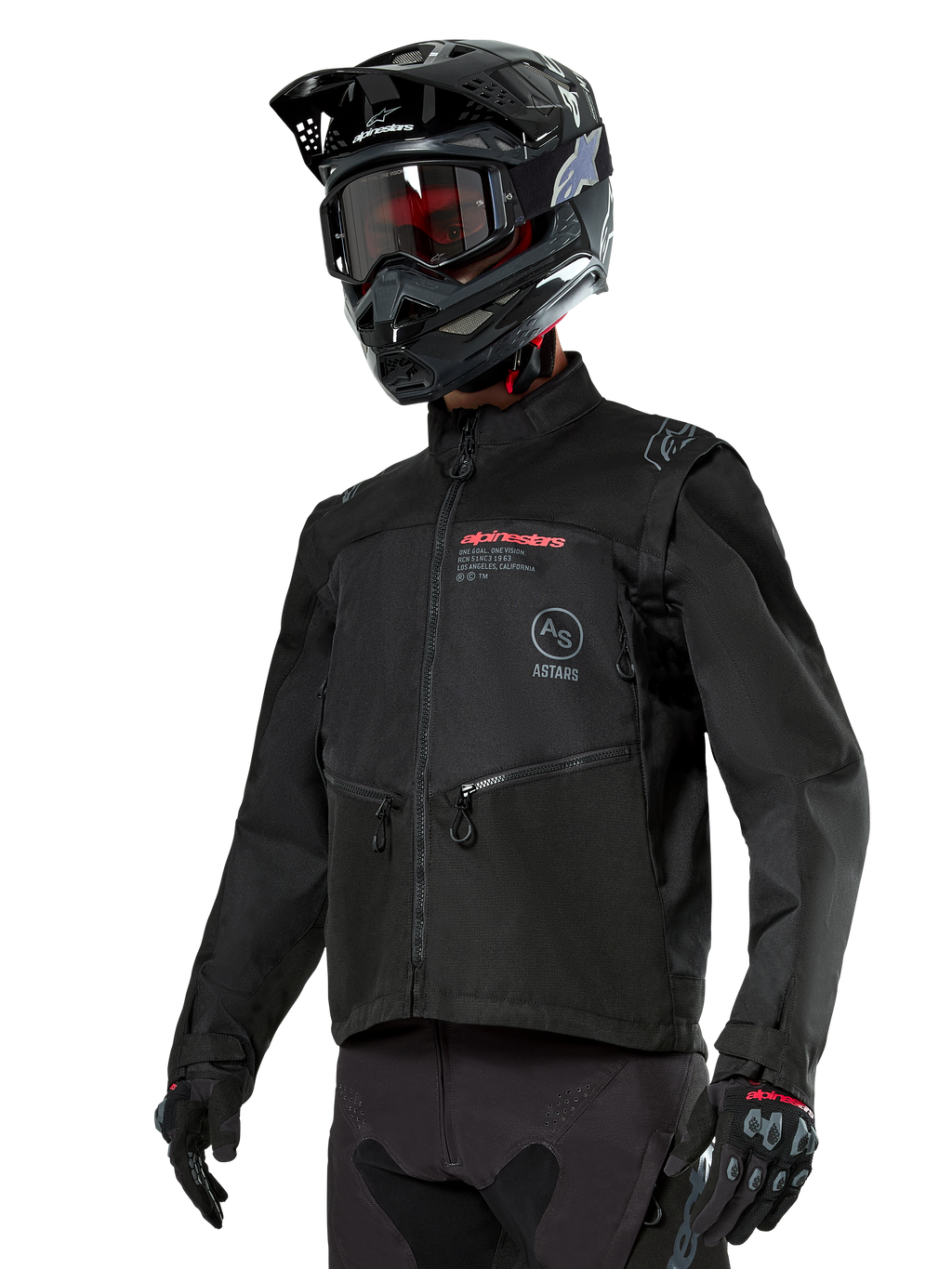 Chaqueta Alpinestars Pro-Dura, chaqueta de moto off-road, negra con logotipos rojos y grises, cuenta con bolsillos frontales con cremallera y cuello alto, usada con casco de motocross y guantes negros para carreras de enduro