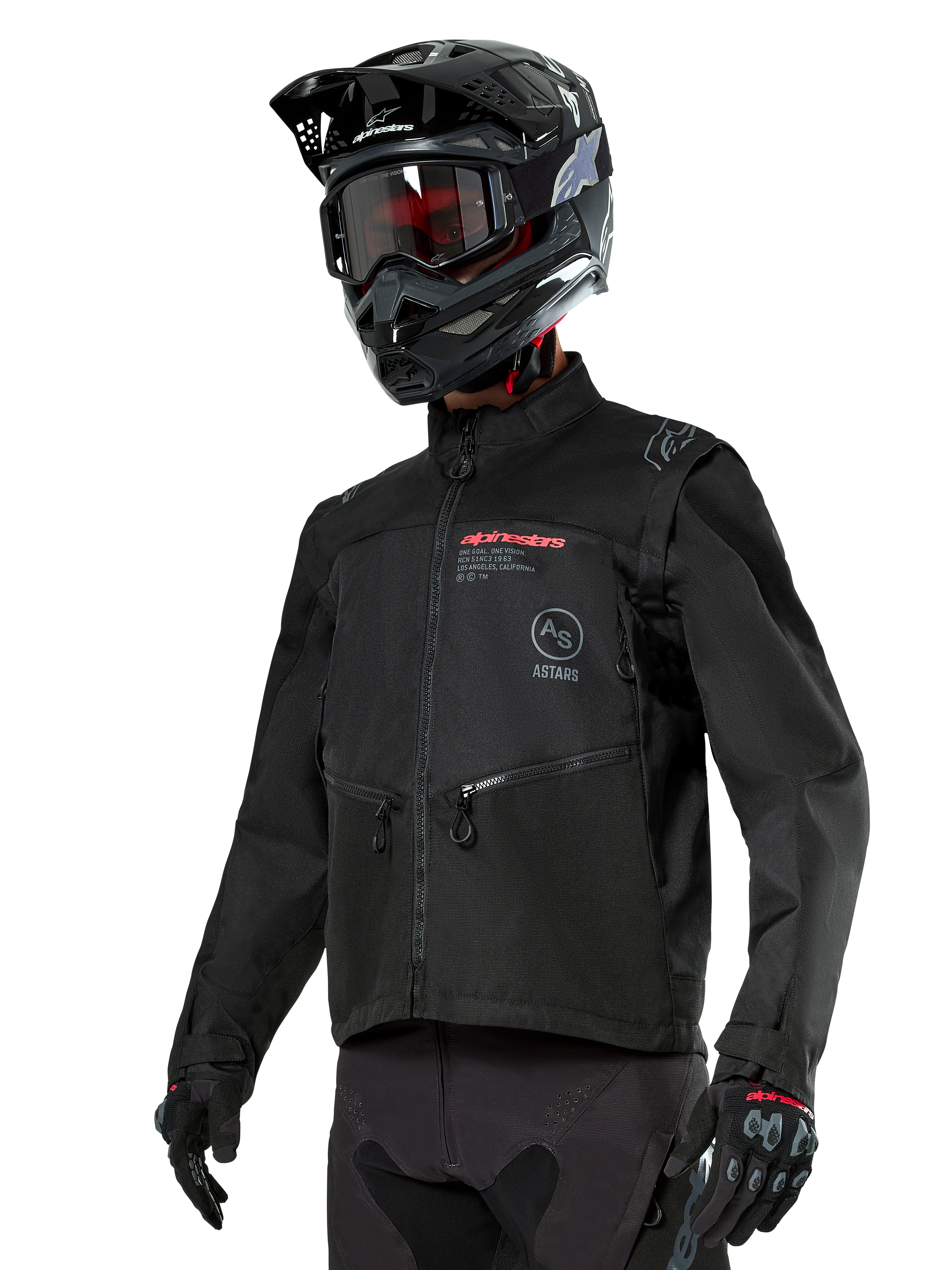 Chaqueta Alpinestars Pro-Dura, chaqueta de moto off-road, negra con logotipos rojos y grises, cuenta con bolsillos frontales con cremallera y cuello alto, usada con casco de motocross y guantes negros para carreras de enduro