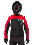 Chaqueta Alpinestars Pro-Dura, chaqueta de motociclismo off-road, negro, rojo brillante y blanco, usada por un piloto con casco de motocross negro y gafas, con construcción duradera de ripstop y paneles laterales blancos, diseñada para conducción de enduro y trail