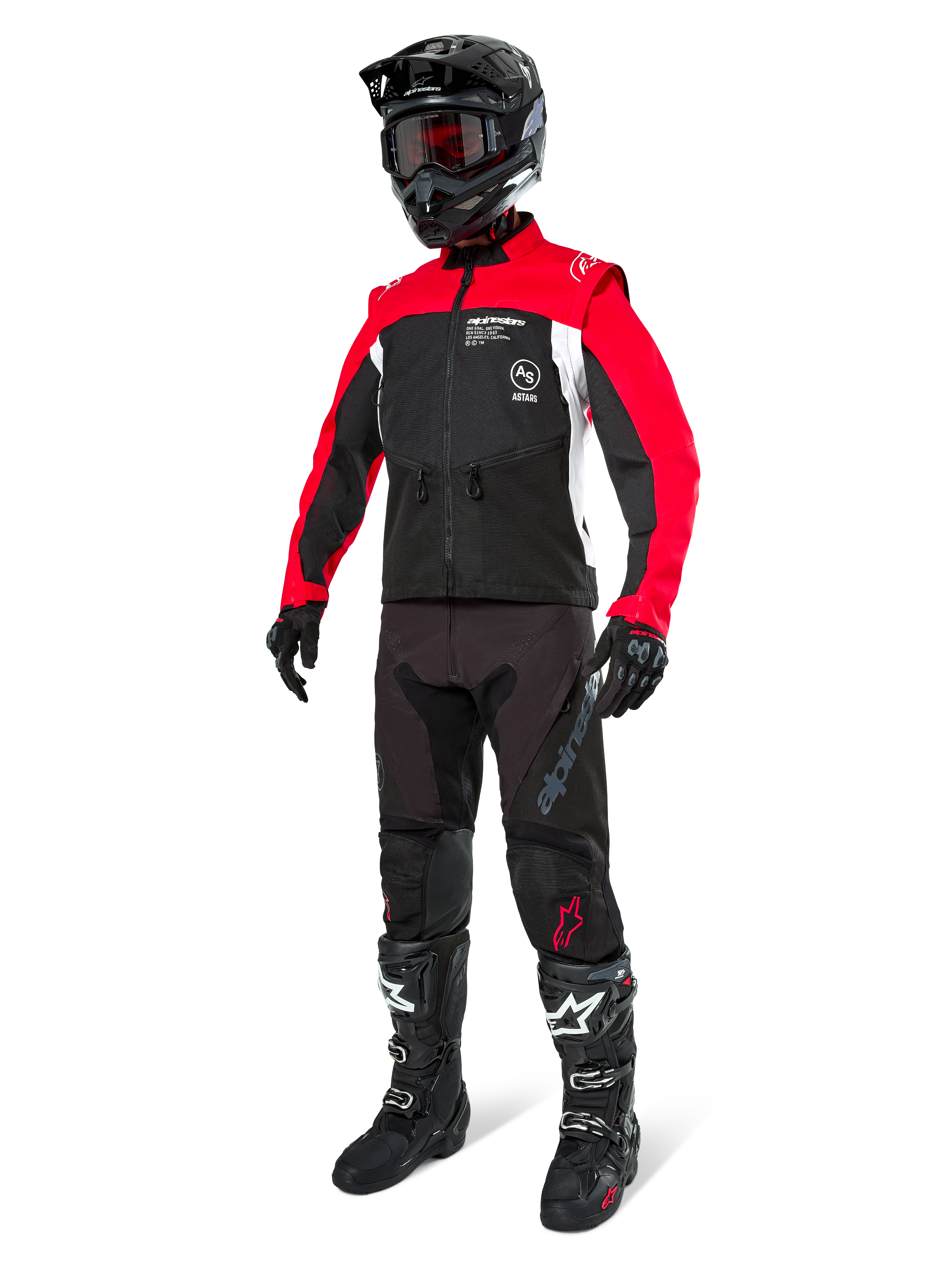 Chaqueta Alpinestars Pro-Dura, chaqueta de motociclismo todoterreno, negro, rojo brillante y blanco, usada con equipamiento completo de carreras que incluye casco negro con gafas rojas, pantalones negros y botas en blanco y negro, conjunto textil duradero para enduro y trail