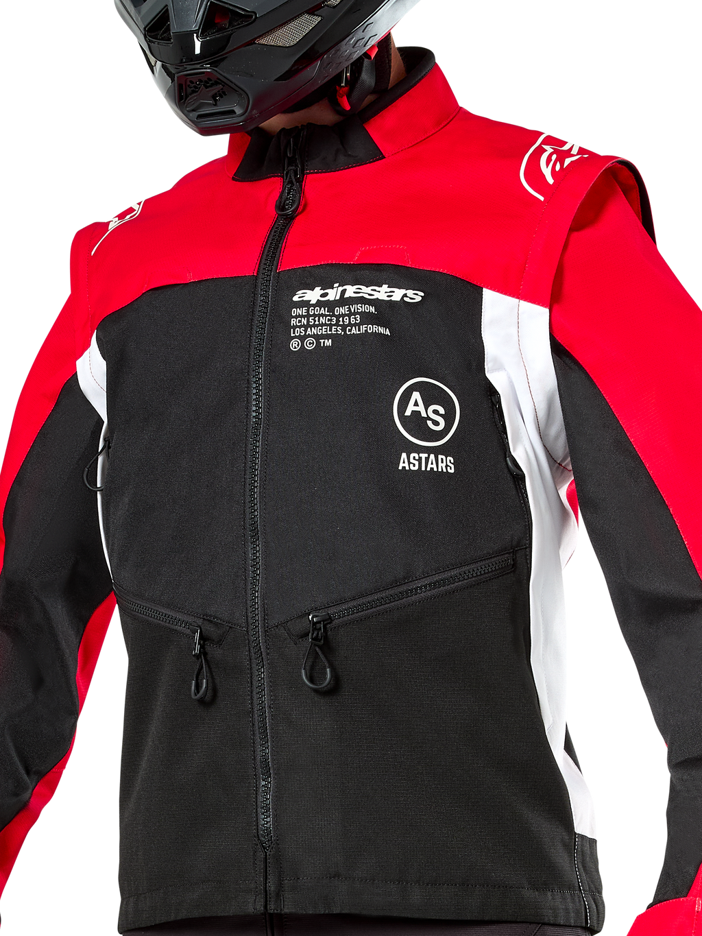 Chaqueta Alpinestars Pro-Dura, chaqueta de moto off-road, negro, rojo brillante y blanco, usada con un casco negro, con bolsillos con cremallera y logotipos llamativos en el pecho, construcción textil duradera para conducción de enduro y trail