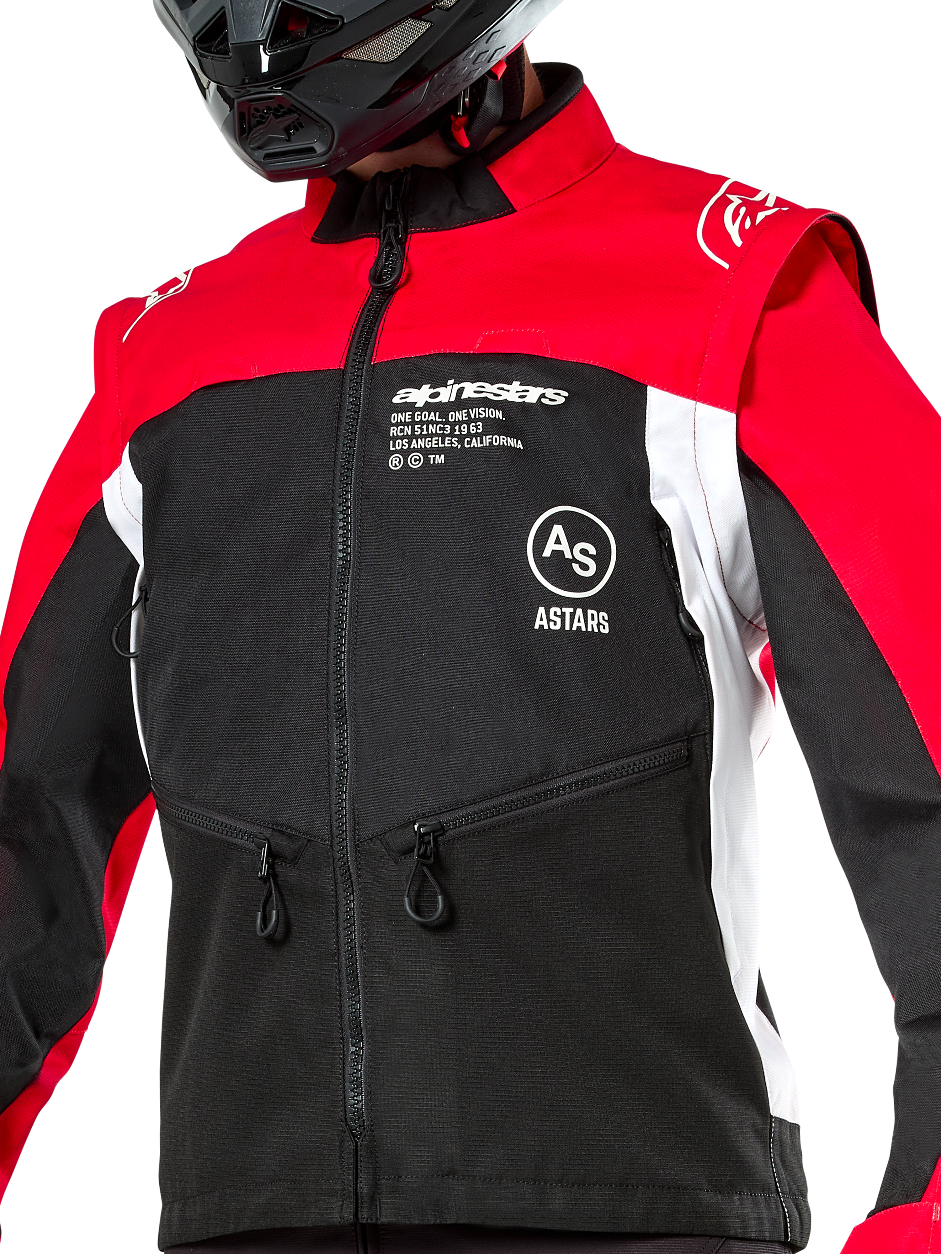 Chaqueta Alpinestars Pro-Dura, chaqueta de moto off-road, negro, rojo brillante y blanco, usada con un casco negro, con bolsillos con cremallera y logotipos llamativos en el pecho, construcción textil duradera para conducción de enduro y trail