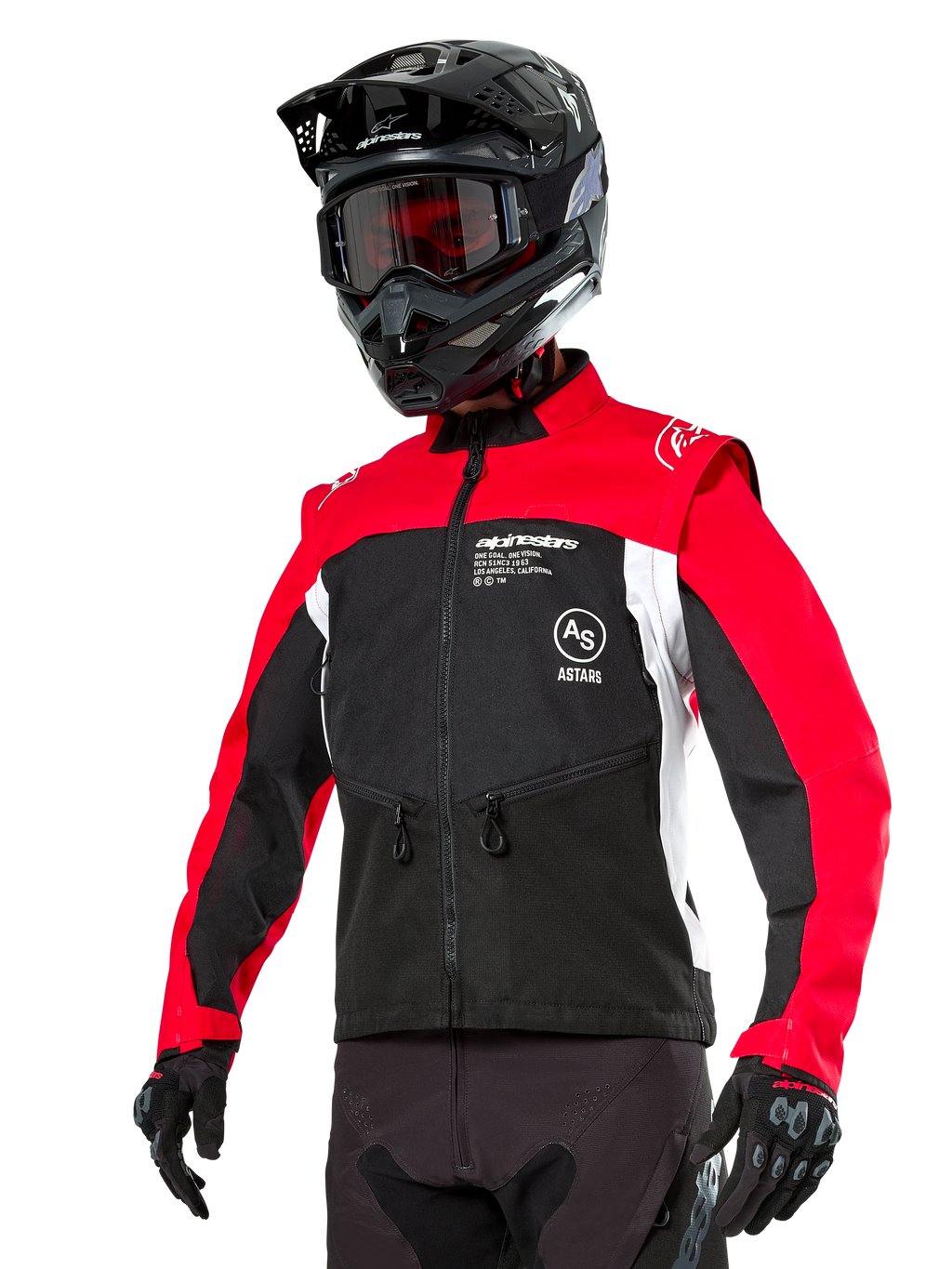 Chaqueta Alpinestars Pro-Dura, chaqueta de moto para enduro y off-road, negra con bloques de color rojo brillante y blanco, usada por un piloto con casco negro y gafas, con bolsillos delanteros con cremallera y logotipos de Alpinestars, construcción textil duradera para conducción en senderos