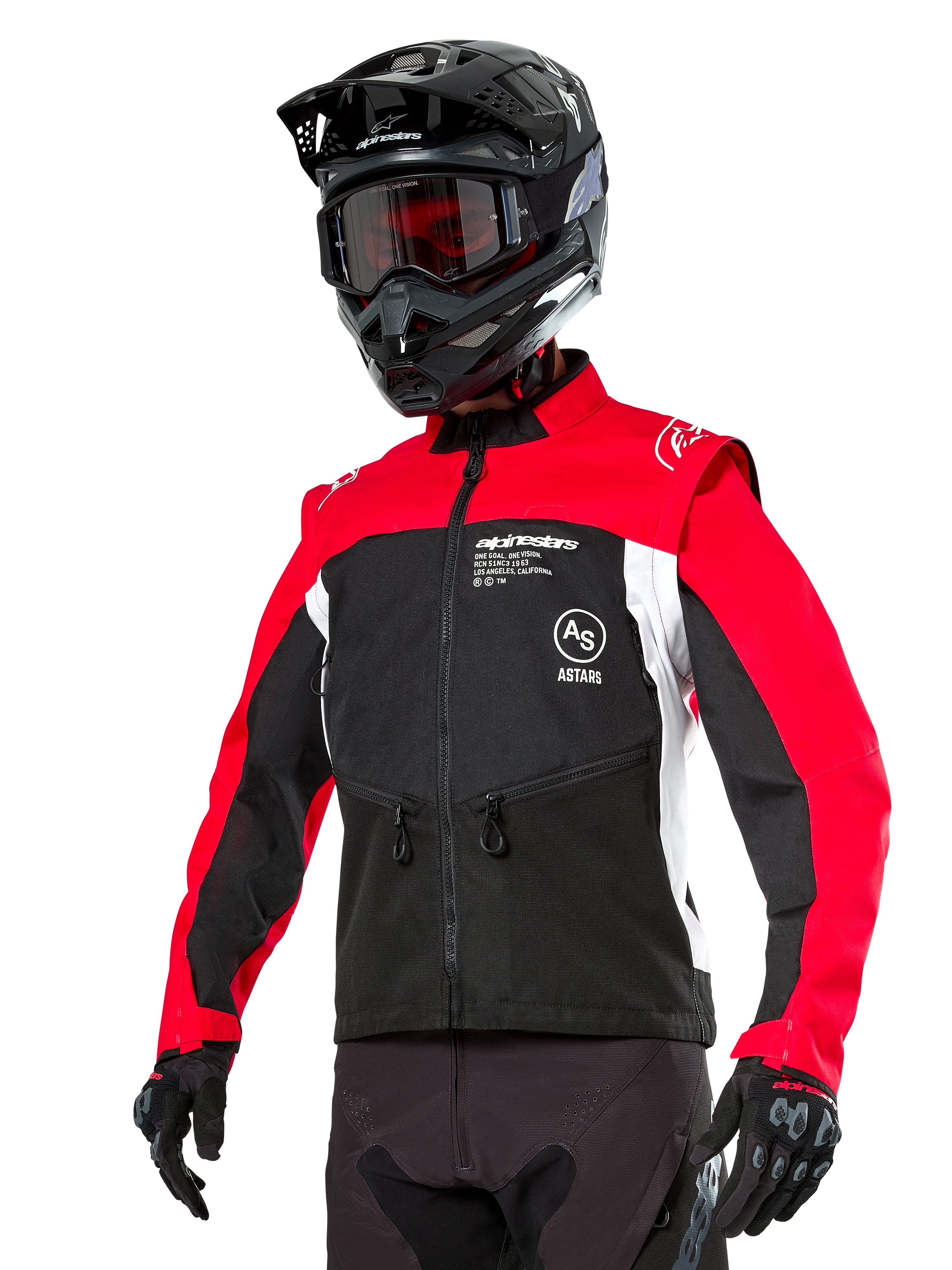 Chaqueta Alpinestars Pro-Dura, chaqueta de moto para enduro y off-road, negra con bloques de color rojo brillante y blanco, usada por un piloto con casco negro y gafas, con bolsillos delanteros con cremallera y logotipos de Alpinestars, construcción textil duradera para conducción en senderos