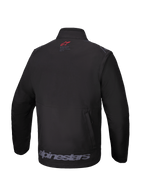 Chaqueta Softshell Alpinestars Lite-Dura, color negro, vista trasera, con un pequeño logotipo rojo en el cuello, una gran marca denominativa de Alpinestars en gris en el dobladillo inferior y un bolsillo trasero de almacenamiento con cremallera vertical, equipamiento técnico off-road para enduro y motocross.