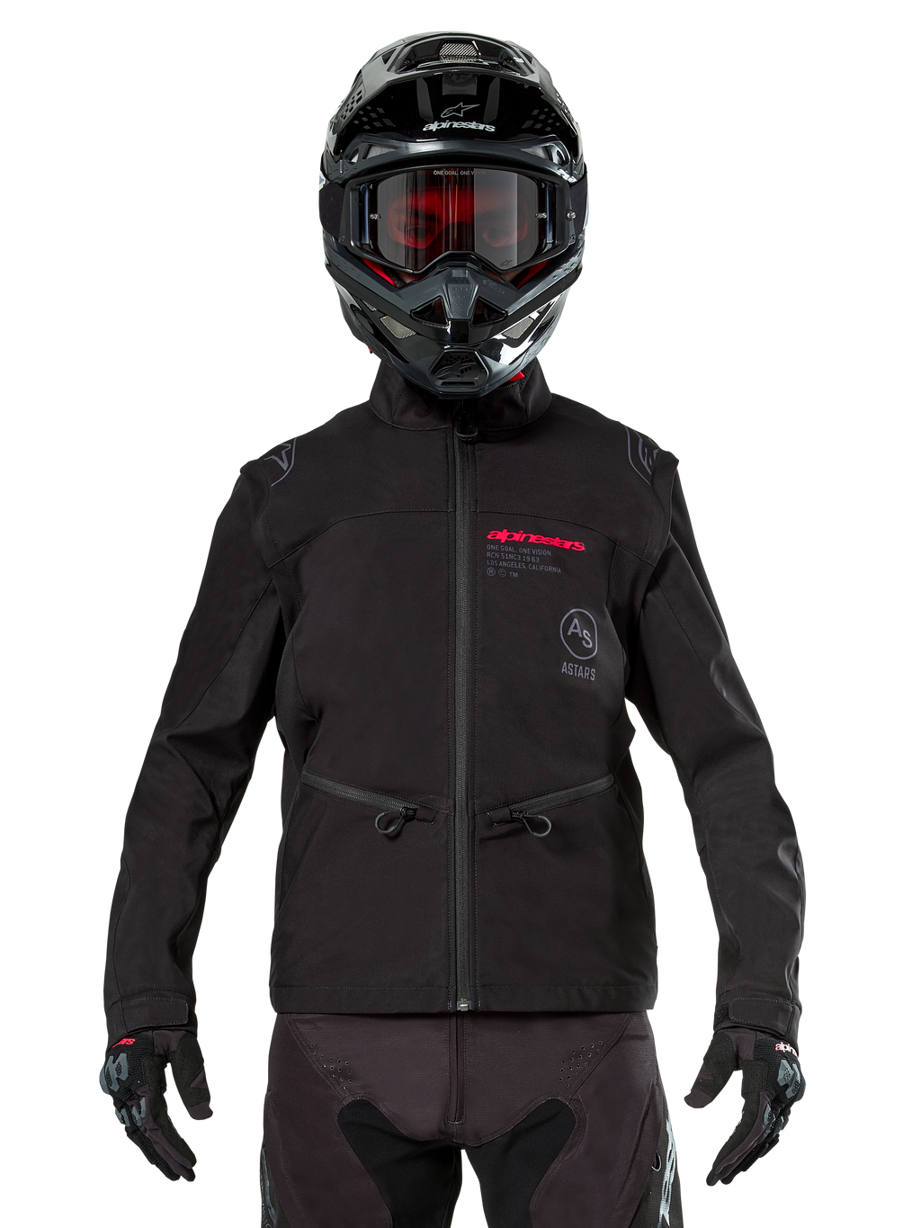 Piloto de motocross con la chaqueta Alpinestars Lite-Dura Softshell en color negro, detalles de logotipos en rojo y gris en el pecho, casco negro con gafas de lentes rojas, guantes y pantalones negros, vista frontal de equipamiento técnico para conducción off-road