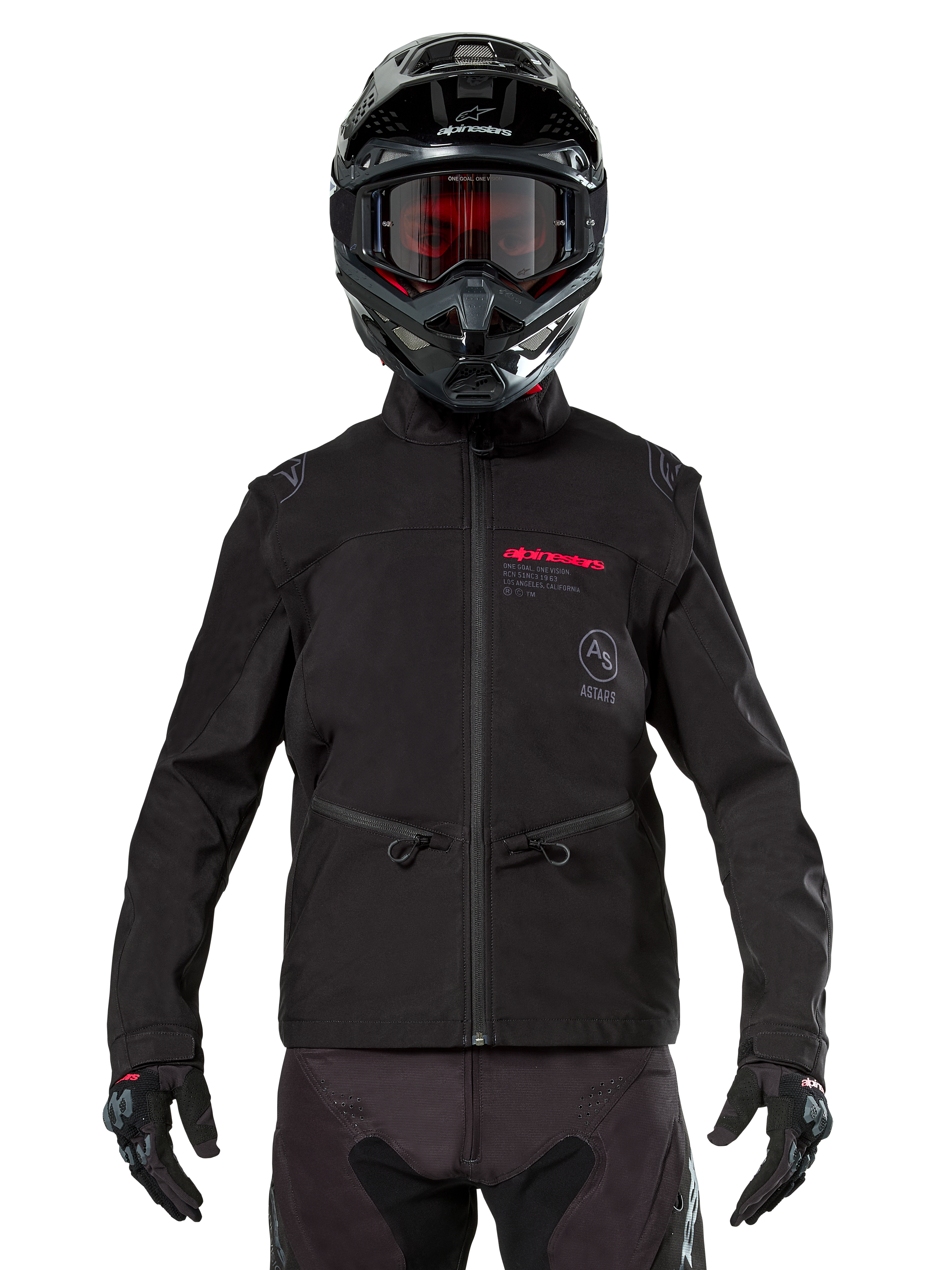 Piloto de motocross con la chaqueta Alpinestars Lite-Dura Softshell en color negro, detalles de logotipos en rojo y gris en el pecho, casco negro con gafas de lentes rojas, guantes y pantalones negros, vista frontal de equipamiento técnico para conducción off-road