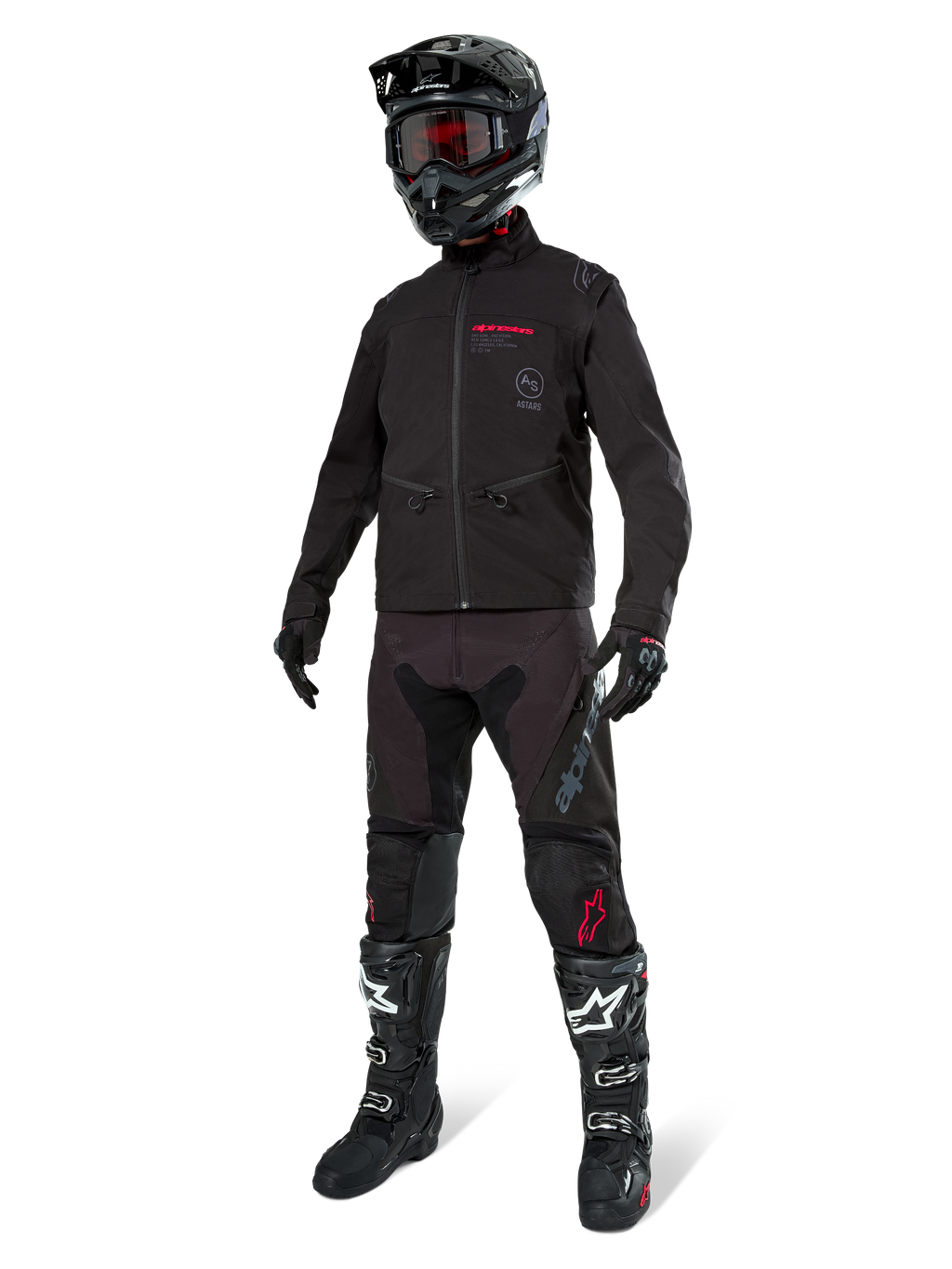 Chaqueta Alpinestars Lite-Dura Softshell, negra, mostrada en un maniquí como parte de un conjunto completo de equipamiento off-road que incluye pantalones negros, botas negras y blancas, casco negro con gafas rojas, ropa profesional de motocross y enduro.