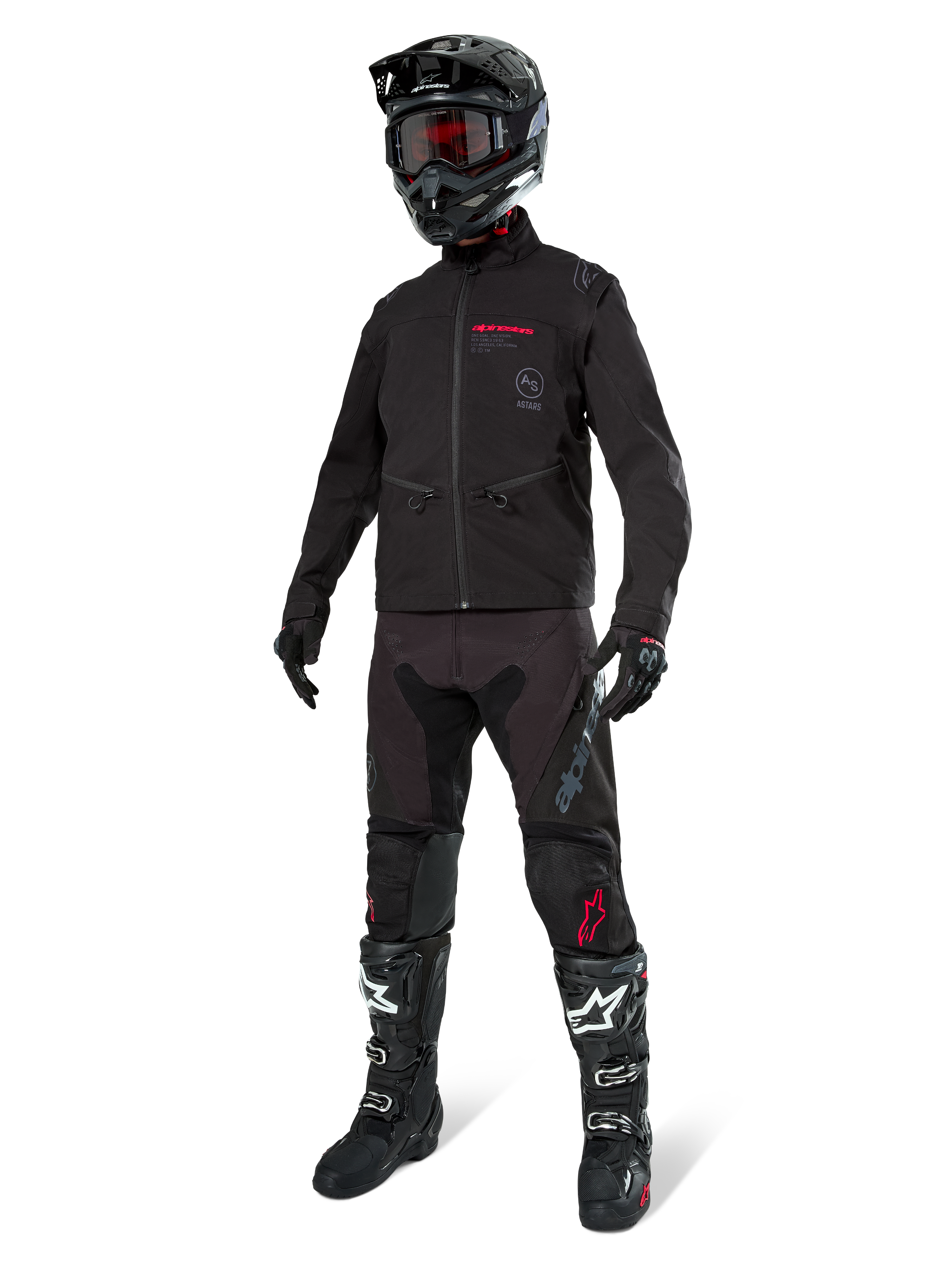 Chaqueta Alpinestars Lite-Dura Softshell, negra, mostrada en un maniquí como parte de un conjunto completo de equipamiento off-road que incluye pantalones negros, botas negras y blancas, casco negro con gafas rojas, ropa profesional de motocross y enduro.