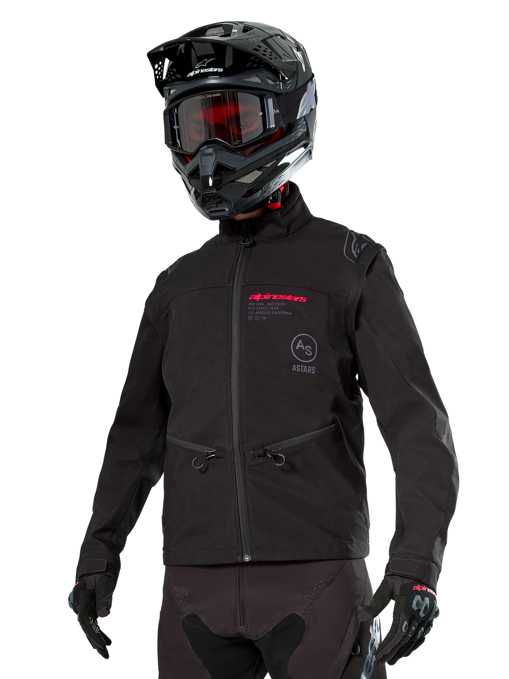 Alpinestars Lite-Dura Softshell Jacket, chaqueta de moto off-road negra con marca en rojo y logotipo AS, usada con casco de motocross negro, gafas rojas y guantes negros, con bolsillos con cremallera y puños ajustables, diseñada para enduro.