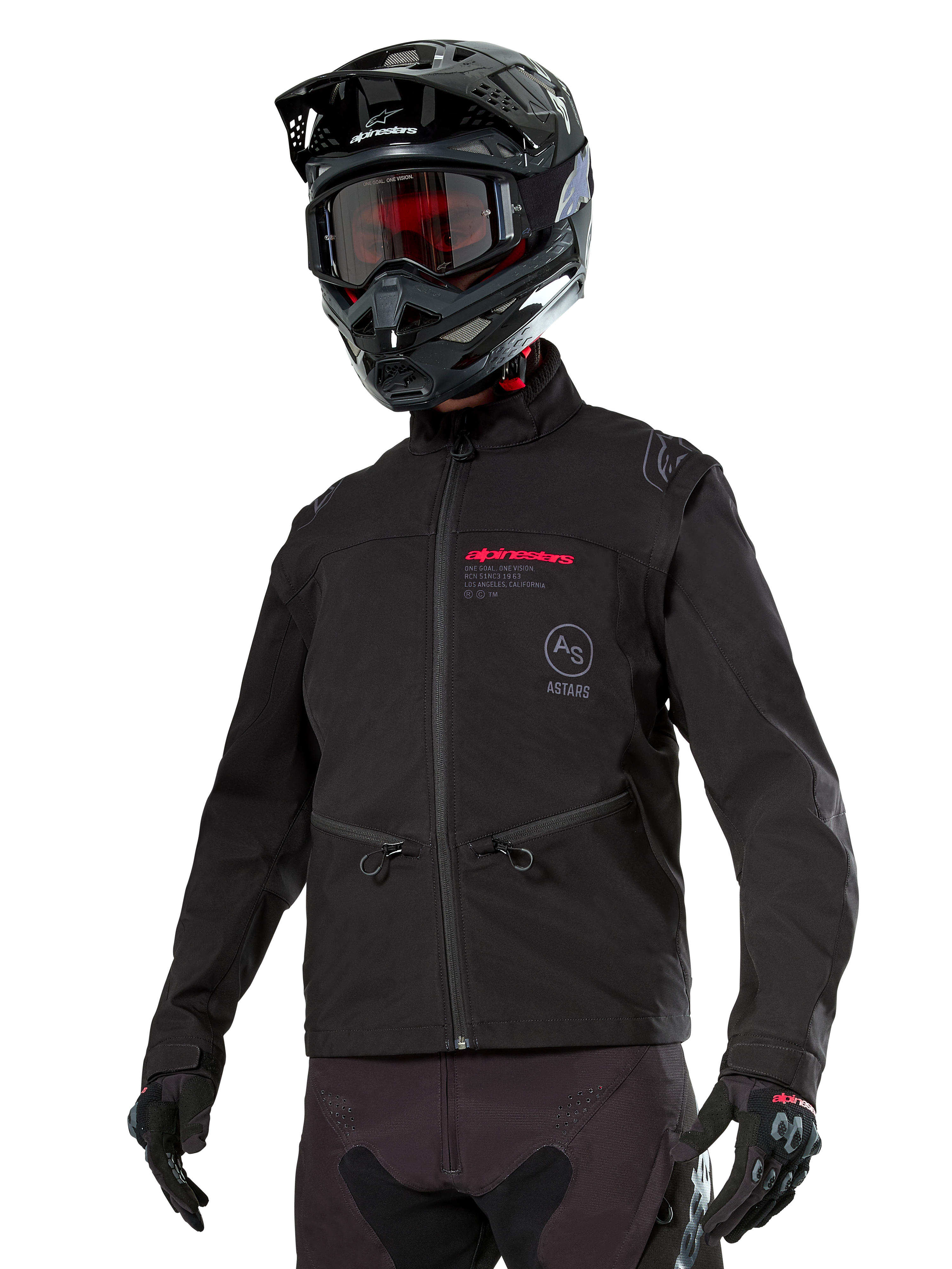 Alpinestars Lite-Dura Softshell Jacket, chaqueta de moto off-road negra con marca en rojo y logotipo AS, usada con casco de motocross negro, gafas rojas y guantes negros, con bolsillos con cremallera y puños ajustables, diseñada para enduro.