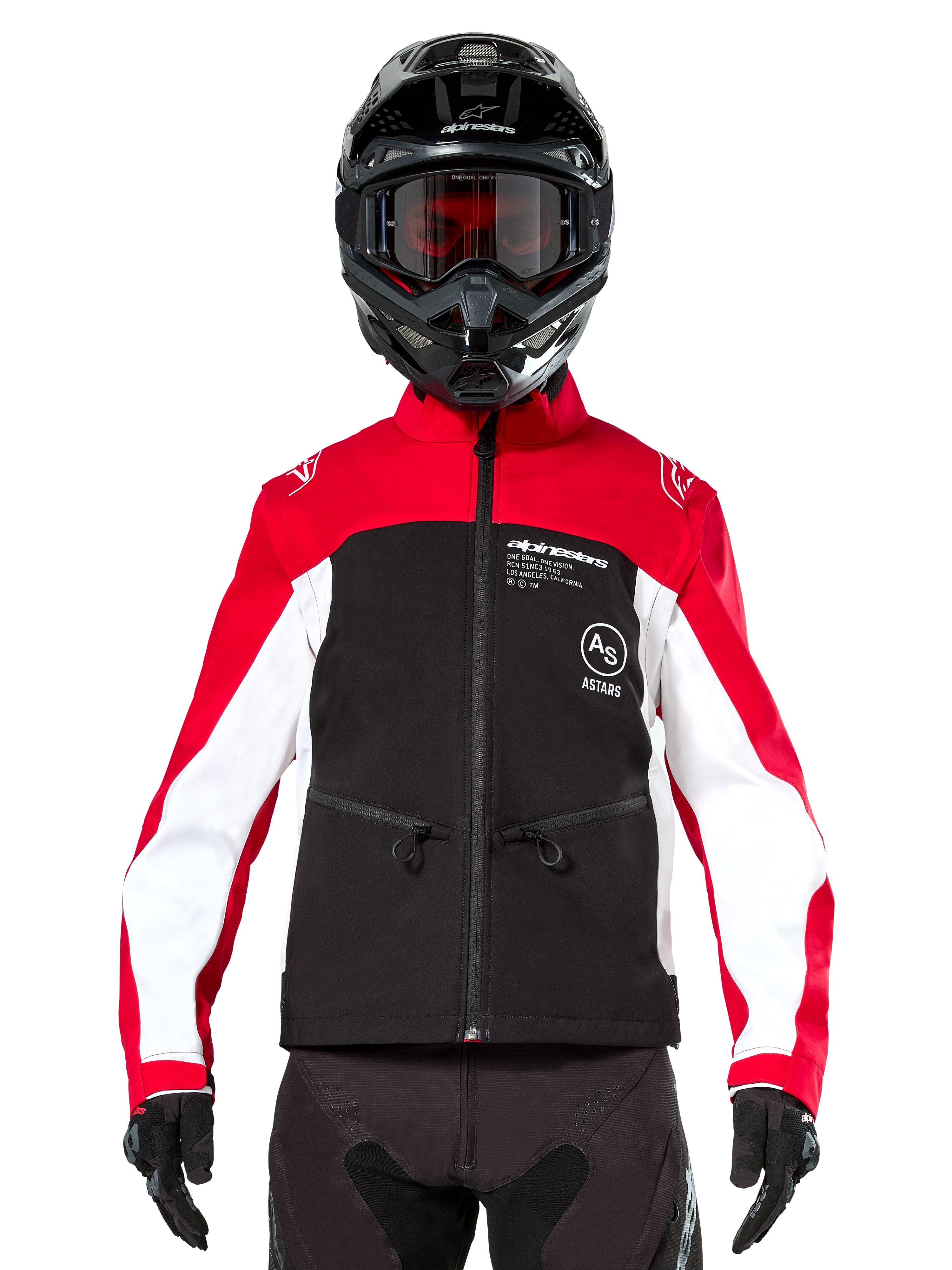 Chaqueta Softshell Alpinestars Lite-Dura en negro, rojo brillante y blanco, usada por un piloto de motocross con casco negro y gafas de lentes rojas, con paneles blancos en las mangas, logotipo de Alpinestars en el pecho y diseño deportivo para todoterreno