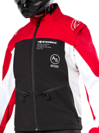 Alpinestars Lite-Dura Softshell Jacket, chaqueta de enduro off-road, color negro, rojo brillante y blanco, con hombros y cuello rojos, pecho negro con logotipos Alpinestars y ASTARS en blanco, mangas blancas, bolsillos delanteros con cremallera, usada por un piloto con casco negro.