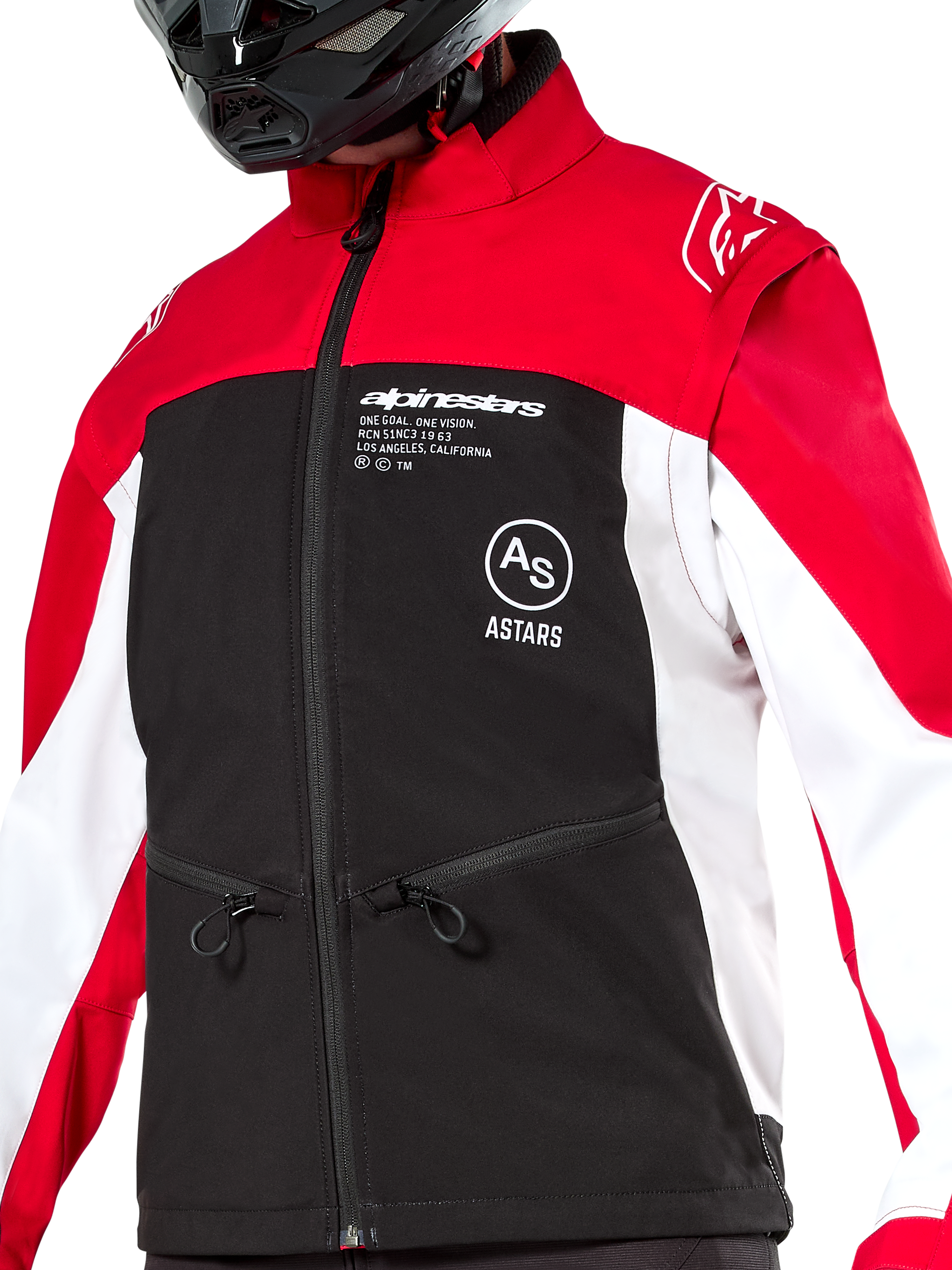 Alpinestars Lite-Dura Softshell Jacket, chaqueta de enduro off-road, color negro, rojo brillante y blanco, con hombros y cuello rojos, pecho negro con logotipos Alpinestars y ASTARS en blanco, mangas blancas, bolsillos delanteros con cremallera, usada por un piloto con casco negro.