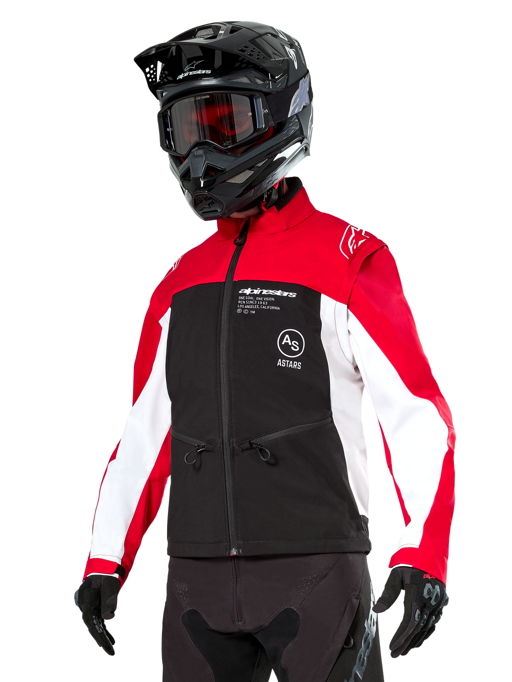 Chaqueta Softshell Alpinestars Lite-Dura, chaqueta de moto, negro, rojo brillante y blanco, vestida por un piloto con casco de motocross negro, gafas rojas y guantes, con logotipos llamativos en el pecho, diseñada para conducción off-road y enduro