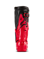 Botas Alpinestars Tech 10 Enduro en rojo brillante y negro, vista trasera que muestra el Protector Dinámico de Compresión del Talón y el bastidor de flexión, equipo profesional de motocross con carcasa de TPU duradera y paneles superiores de cuero negro
