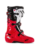 Botas Alpinestars Tech 10 Enduro, botas de motocross todoterreno, rojo brillante, negro y blanco, vista de perfil lateral, sistema de cierre con triple hebilla, paneles protectores robustos, suela de agarre especializada para enduro y logotipo Alpinestars